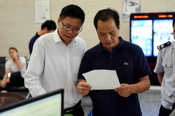 宿迁市局联合党委书记,局长王月明一行到办税服务厅调研