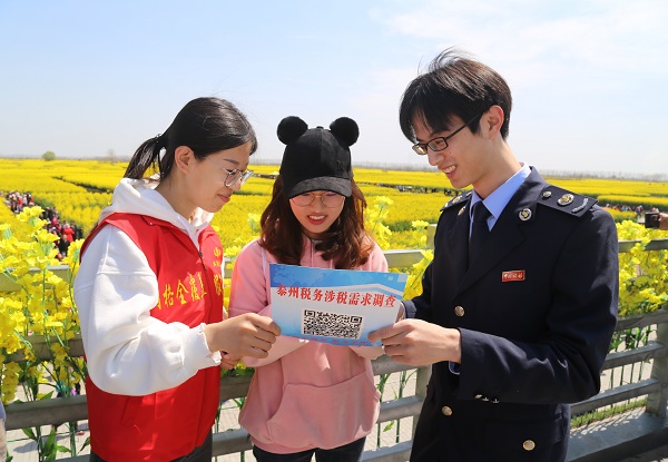 兴化市税务局开展“税收宣传进菜花景区”活动 - 副本.jpg
