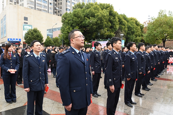 12614法制宣传日市委书记戴源看望我局税法宣传员