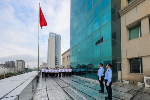 1633663534568-盐城市税务局举行升国旗仪式(宋从勇).jpg